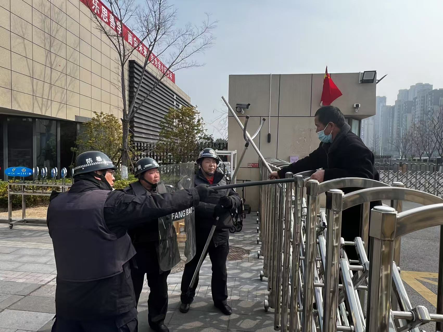【博学广志】防恐防暴进校园，共筑安全的防线_html_m5d263e9d.jpg