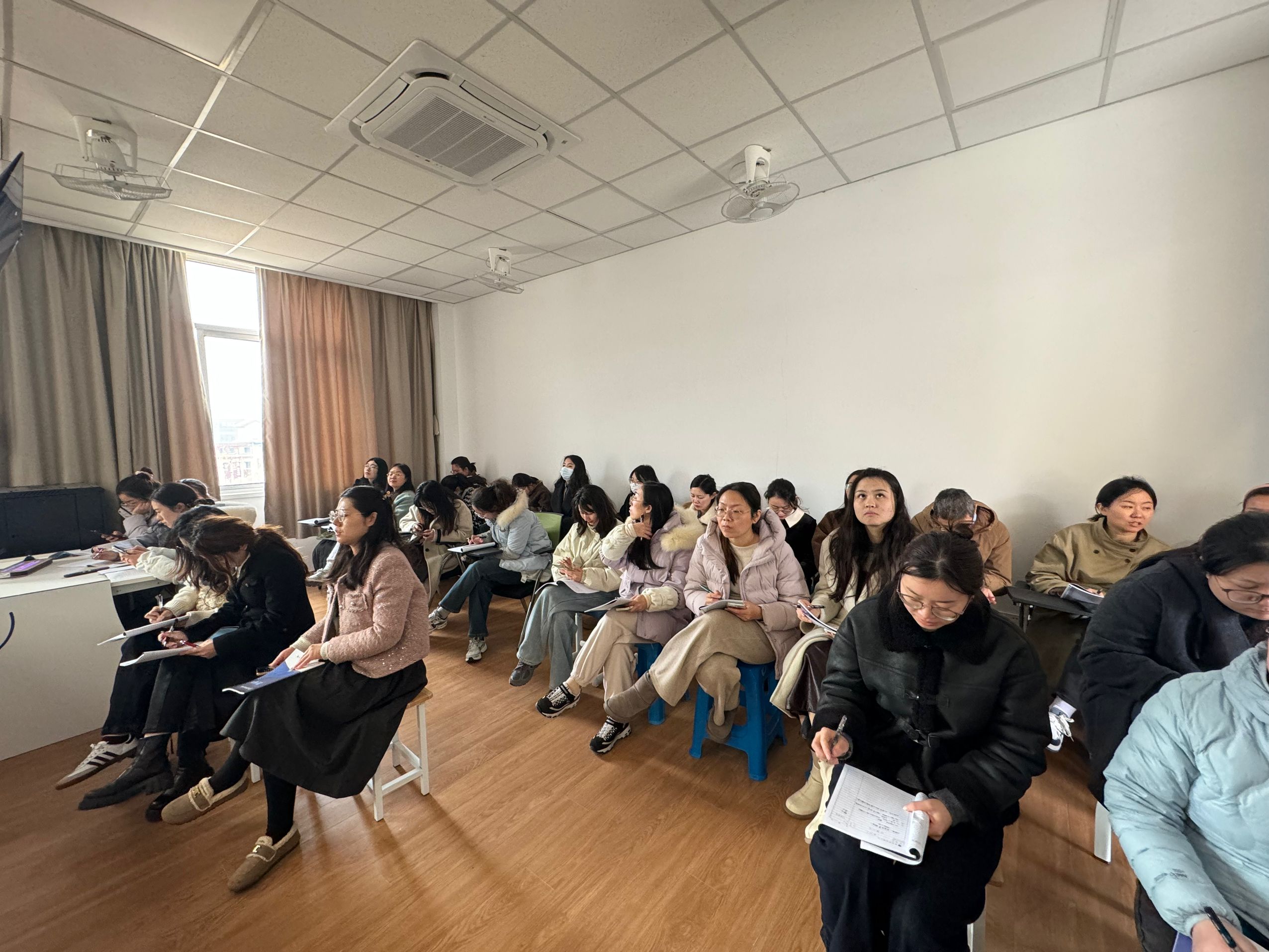【湖畔•童话课堂】“故事点燃兴趣，动手实践真知”——数学故事汇之课例研讨（151）_html_4963b9a6.jpg