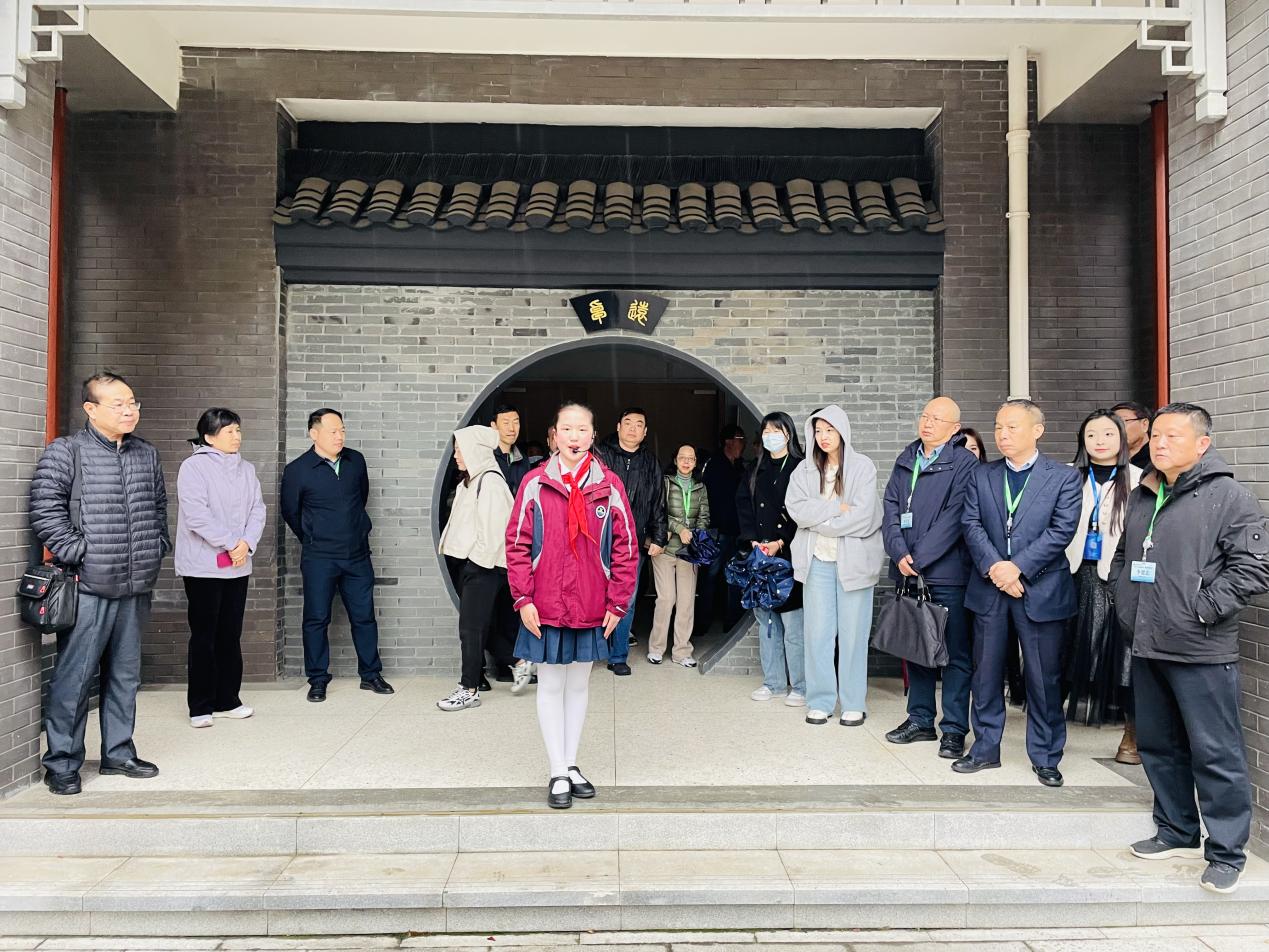 第五十三期全国省、地督学培训班学员莅临金陵小学（仙林湖校区）参观指导_html_5ee6fab1.jpg