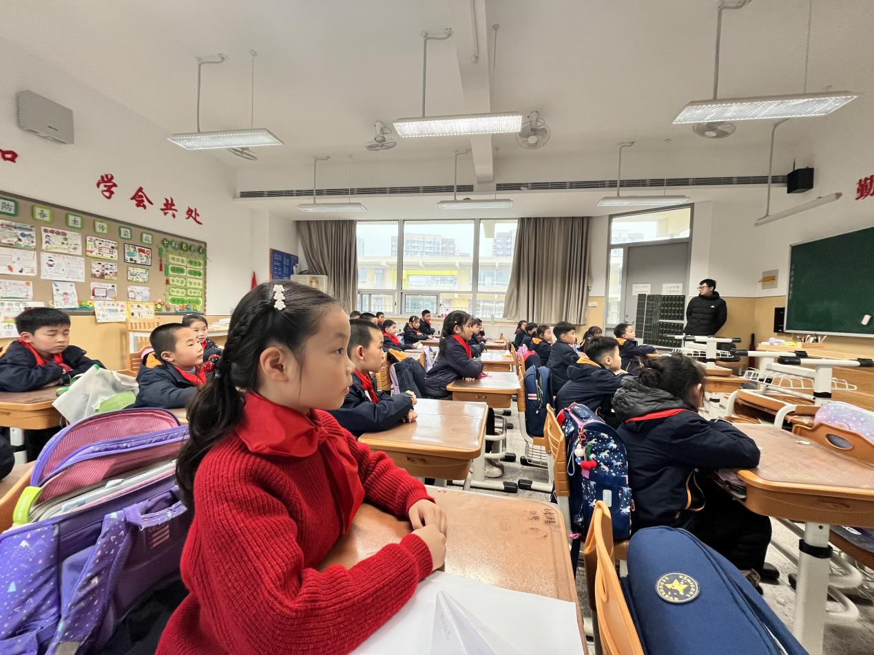 【湖畔•家校共育】有趣的纸飞机（第一期）——二（21）班家长进课堂活动_html_336ae3af.jpg