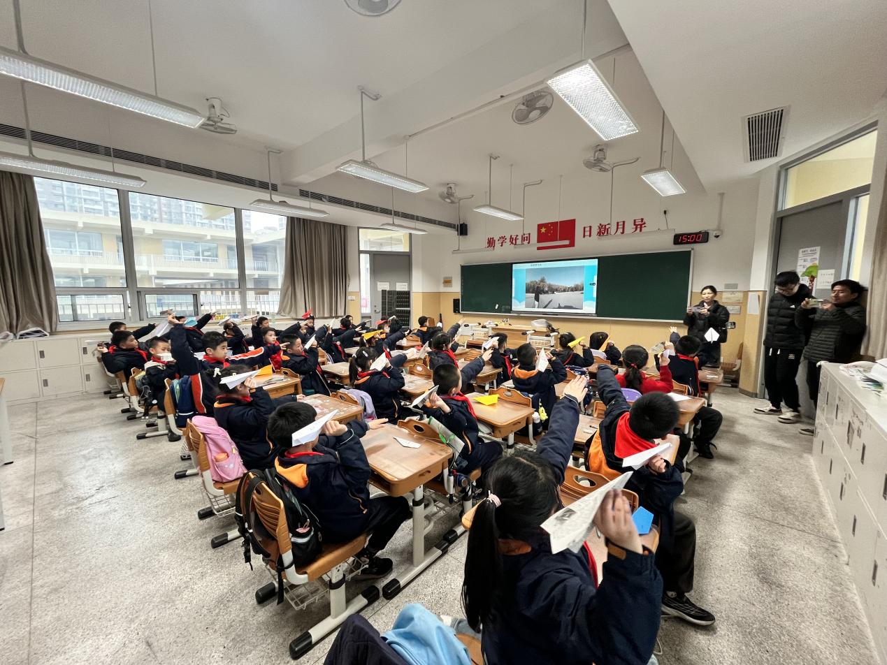 【湖畔•家校共育】有趣的纸飞机（第一期）——二（21）班家长进课堂活动_html_m17660377.jpg
