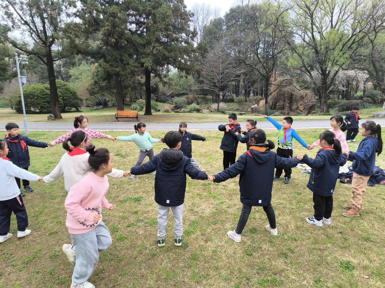 【湖畔·学生活动】春风拂面，学子欢腾——记金陵小学（仙林湖校区）二年级综合实践活动_html_5b12bbf4.jpg