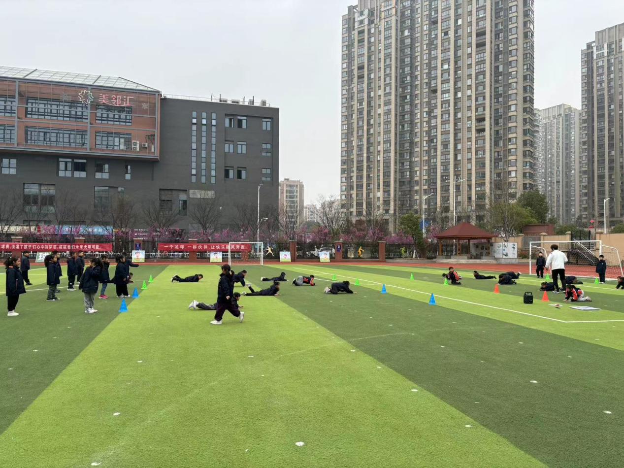 【湖畔·童化课堂】融学课堂 提质增效——体育校本研修之课例研讨（11）_html_m4a4f3ed1.jpg