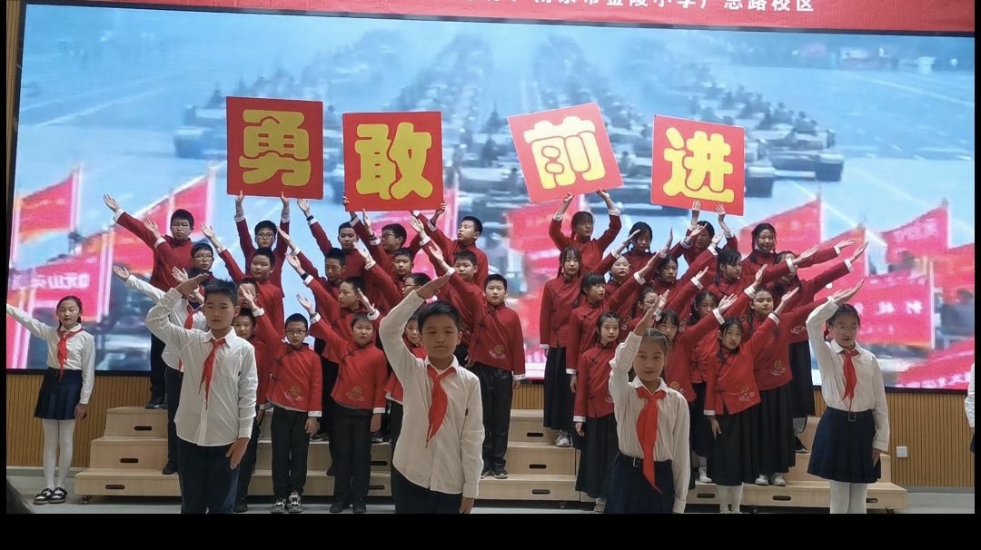 【博学广志】红歌传唱·童心向党——记金小广志路校区第三届广志艺术节暨“萌娃唱红歌”主题活动五年级诗朗诵专场_html_mee676b1.jpg