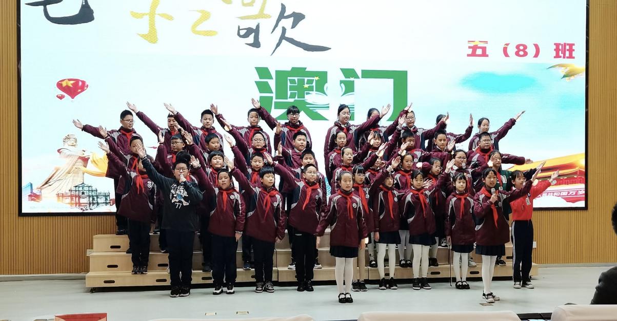 【博学广志】红歌传唱·童心向党——记金小广志路校区第三届广志艺术节暨“萌娃唱红歌”主题活动五年级诗朗诵专场_html_m9e8d642.jpg