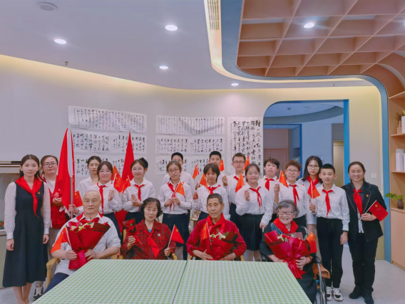 【湖畔·红领巾寻访】喜迎二十大  永远跟党走（二十九）——六（10）中队红领巾寻访身边老党员_html_496a69bf.png