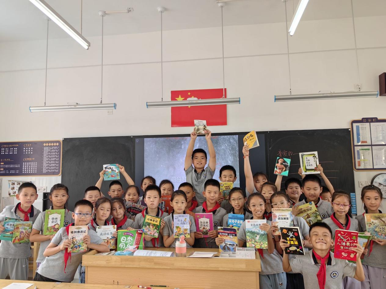 【博学广志】图书捐赠满校园 传递书香助成长——金陵小学广志路校区图书捐赠活动_html_66963e60.jpg