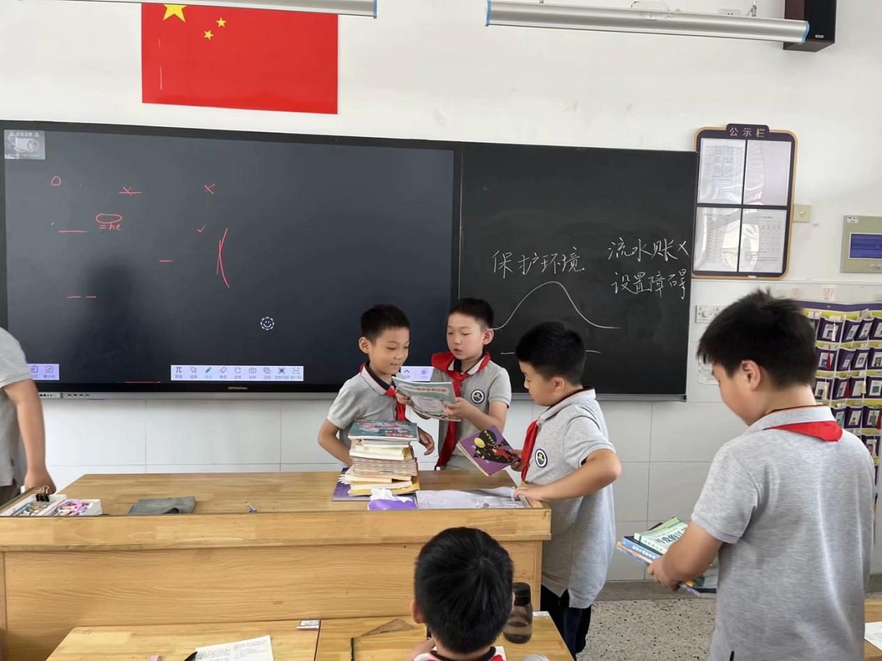 【博学广志】图书捐赠满校园 传递书香助成长——金陵小学广志路校区图书捐赠活动_html_e3b22be.jpg
