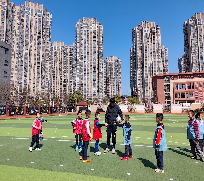 【湖畔·学生活动】童梦飞扬绿茵场，赛场足球我最强_html_m2f7be857.jpg