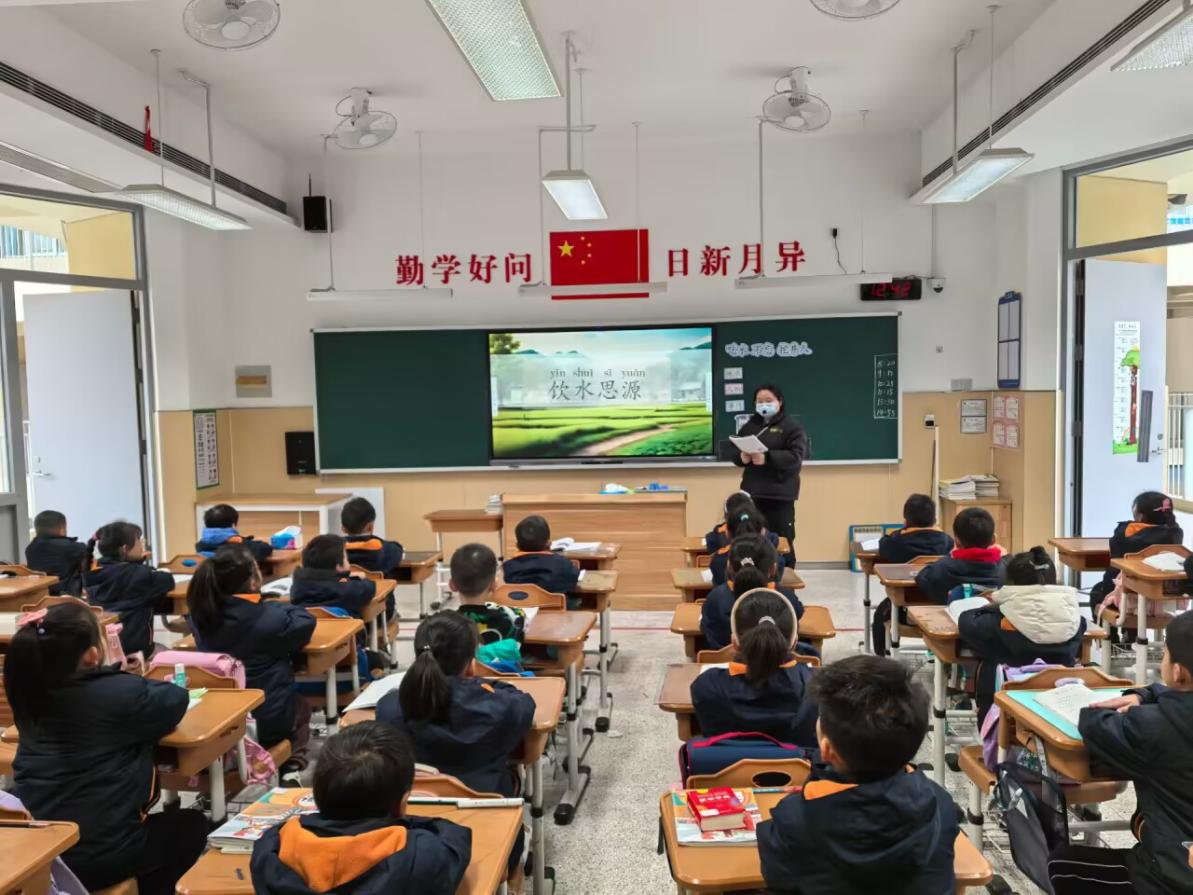 【湖畔•童化课堂】饮水思源润童心 识字明理启智慧——记金陵小学（仙林湖校区）一年级语文组教研_html_m126efc59.jpg