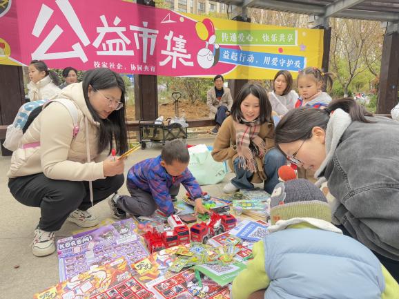 【湖畔·学生活动】公益跳蚤市场活动圆满落幕：童心筑爱，共享绿色未来_html_1f729571.jpg