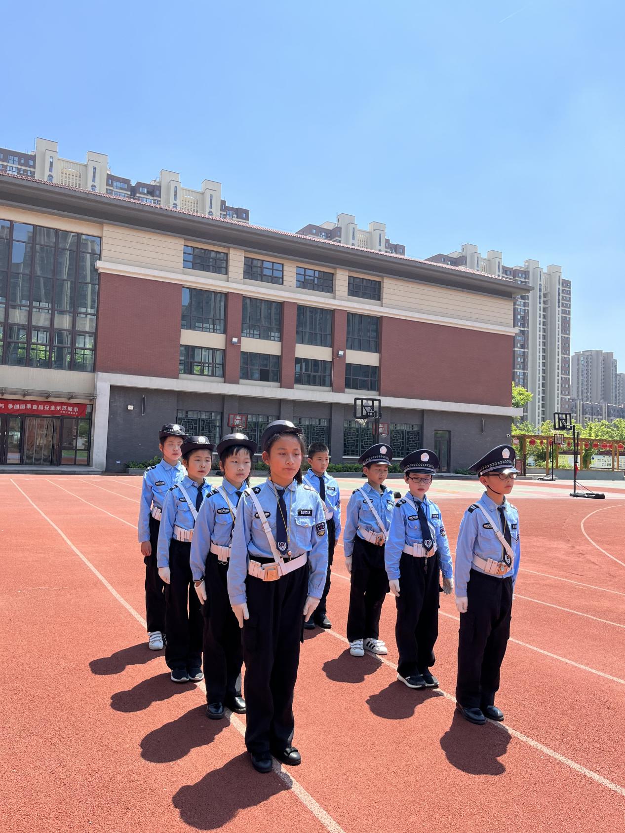 【湖畔光影】小交警爱劳动，属你最“警”彩_html_m208a041b.jpg