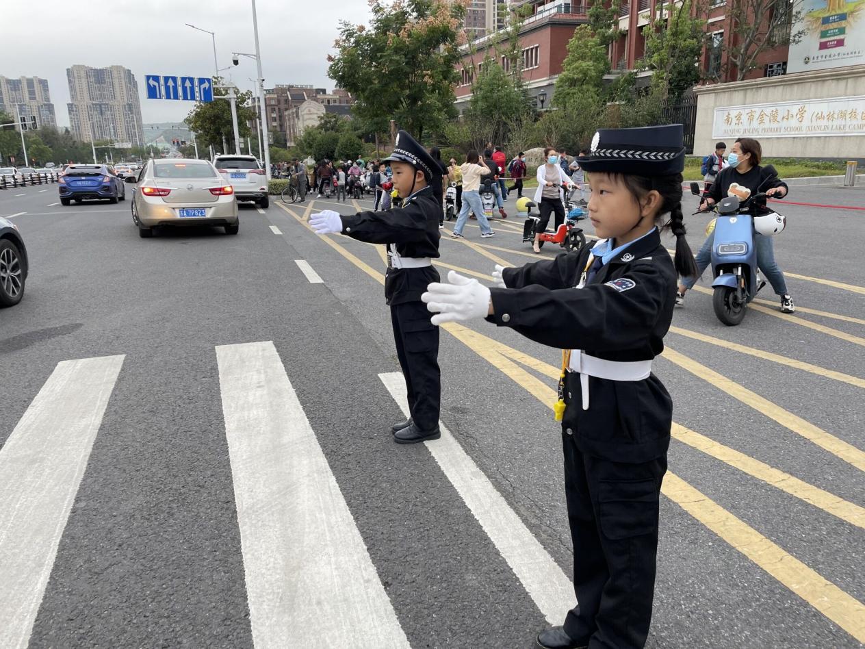 【湖畔光影】小交警爱劳动，属你最“警”彩_html_m10d43d49.jpg