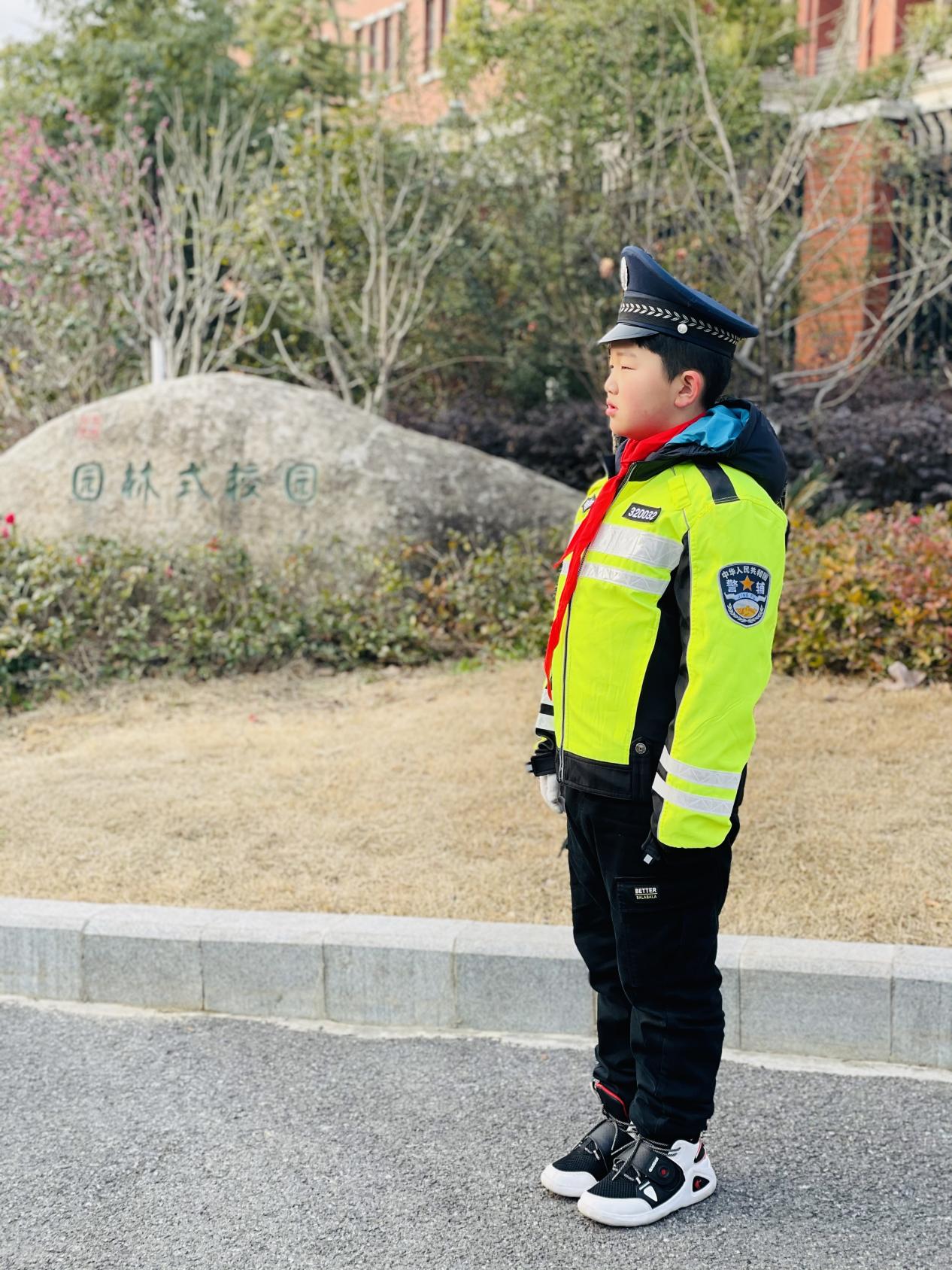 【湖畔光影】小交警爱劳动，属你最“警”彩_html_26497316.jpg