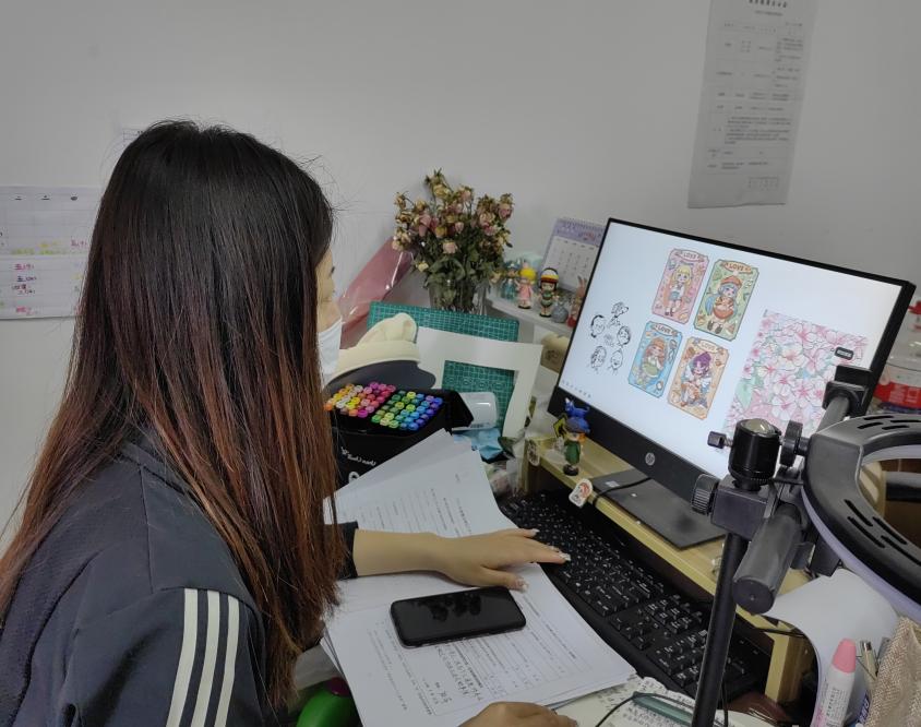 【湖畔光影】与美同行 感恩母亲——记金陵小学（仙林湖校区）美术组校本教研（5）_html_m76fdce7e.jpg