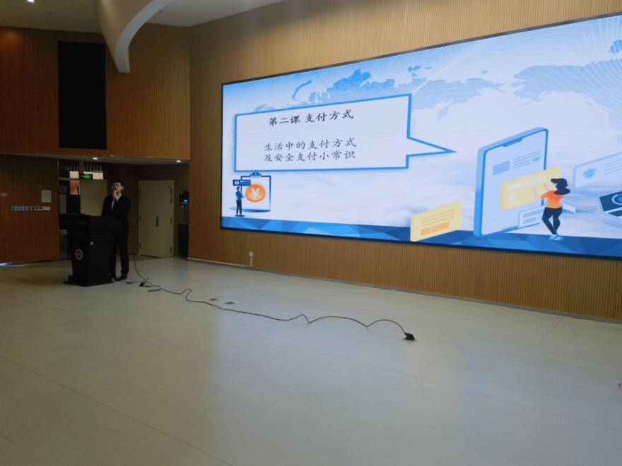 【博学广志】金融知识进课堂 安全教育记心间——记金陵小学广志路校区晨报小记者活动_html_46c2bb63.jpg