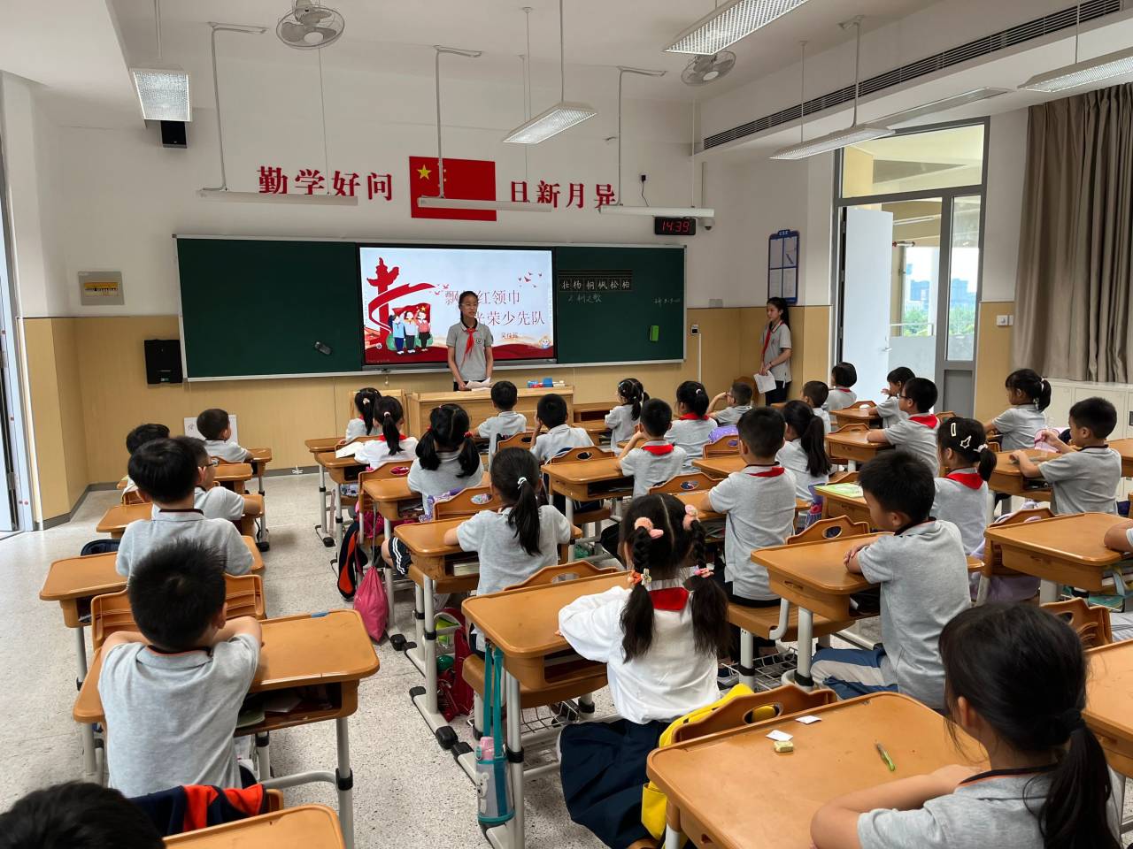 【湖畔·红领巾】逐梦红领巾，争做好队员——金陵小学（仙林湖校区）2023-2024学年大队委换届选举_html_m6986f58a.jpg