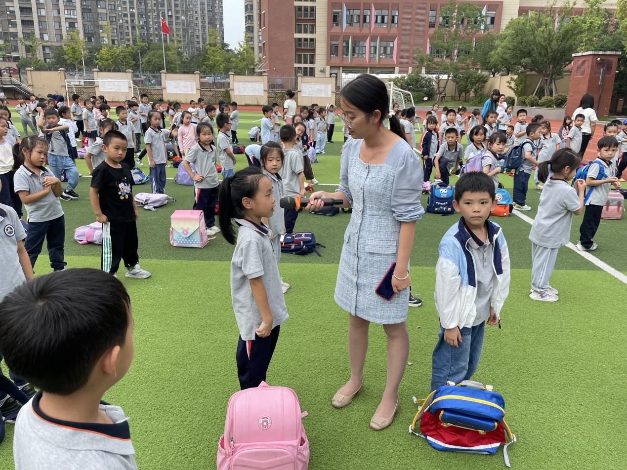 【湖畔·共佑安全】以“练”筑防、临“震”不慌——金陵小学（仙林湖校区）开展地震应急疏散演练活动_html_m6075f5a1.jpg
