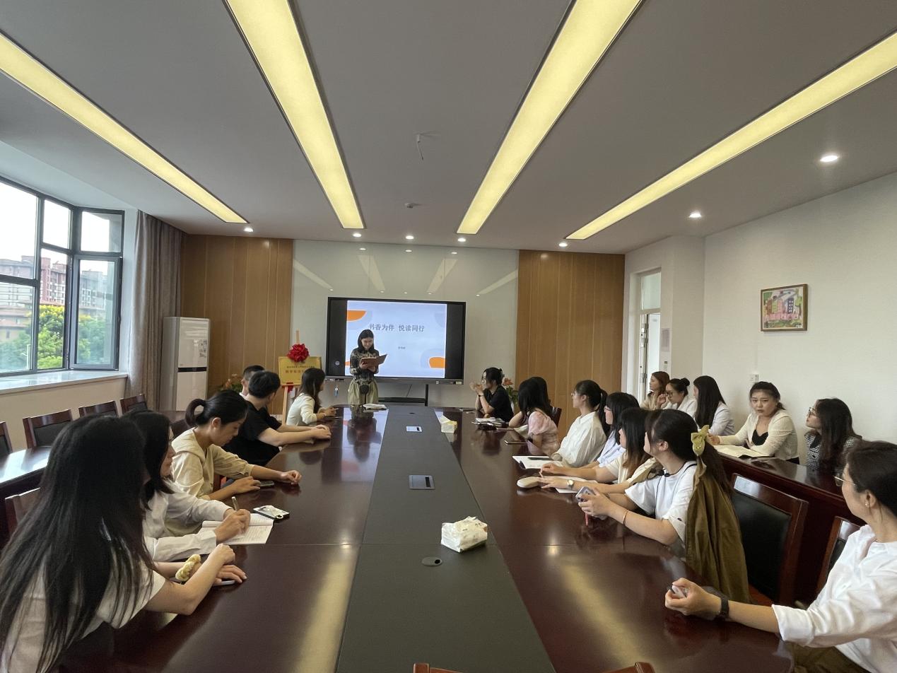 【博学广志】浸润书香，悦读分享——记金陵小学（广志路校区）英语组教师读书分享_html_m289b58b1.jpg