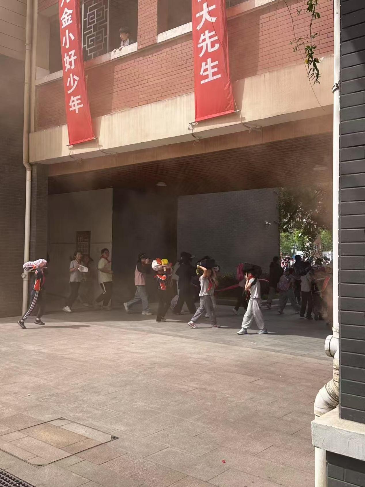 【湖畔·共佑安全】防震减灾育于心 安全演练践于行——南京市金陵小学（仙林湖校区）开展地震防灾演练活动_html_m4eb8b1e5.jpg