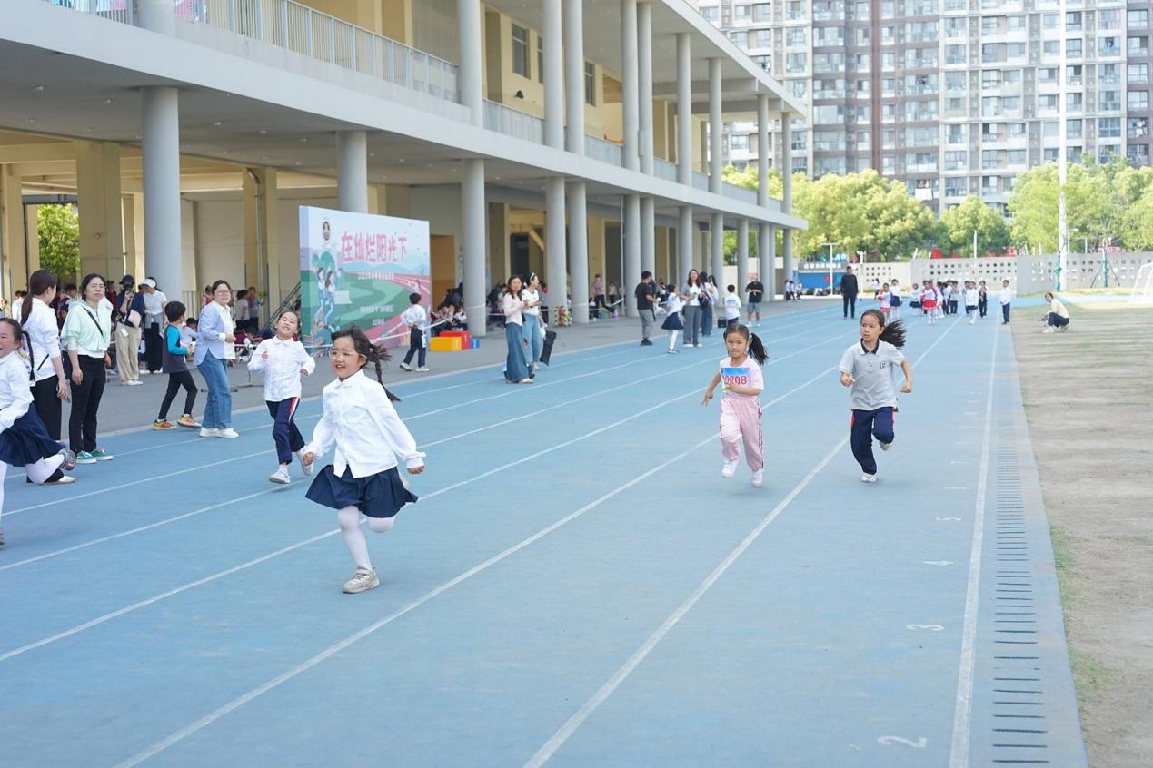 【湖畔·学生活动】在灿烂阳光下——记南京市金陵小学（仙林湖校区）2024—2025学年春季田径运动会（一、三年级）_html_78b49932.jpg