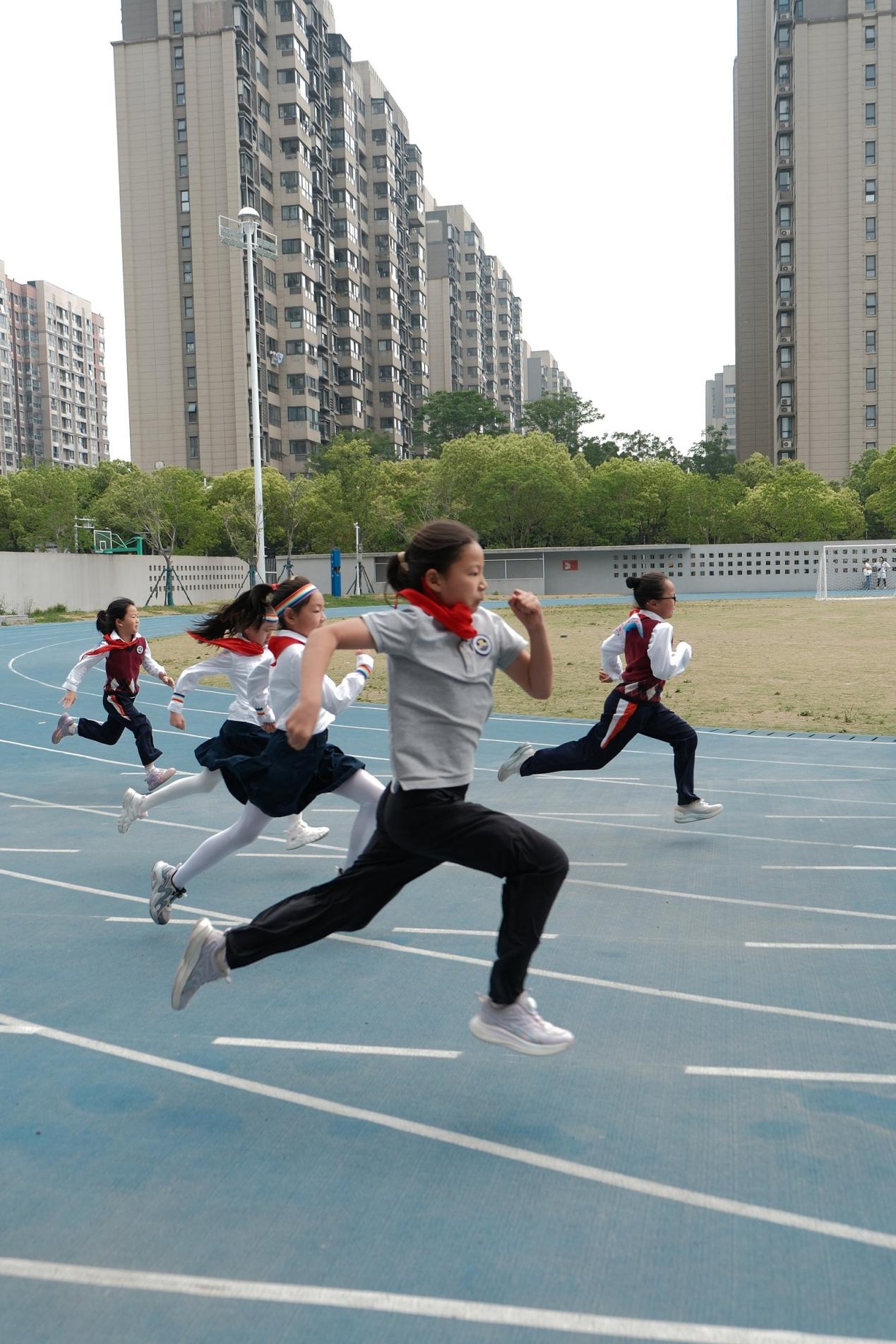 【湖畔·学生活动】在灿烂阳光下——记南京市金陵小学（仙林湖校区）2024—2025学年春季田径运动会（一、三年级）_html_4538ba1c.jpg