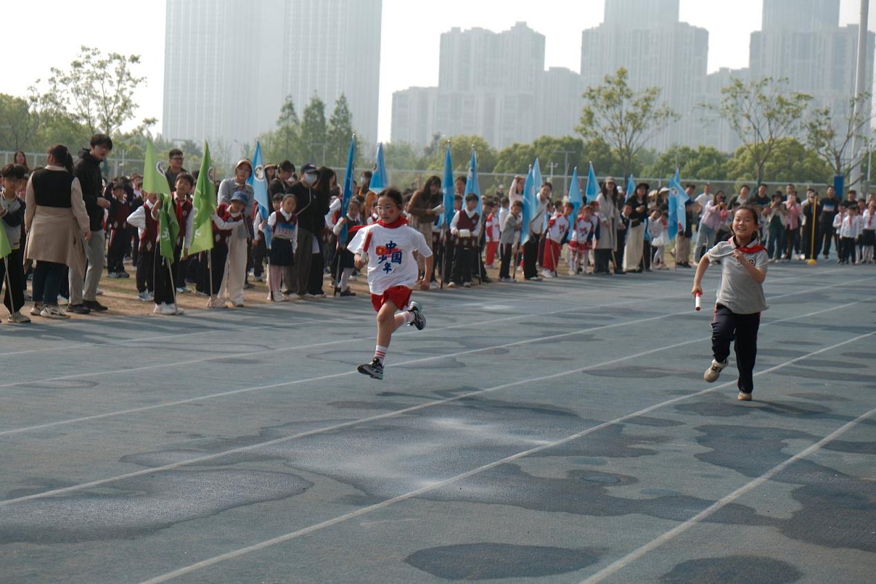 【湖畔·学生活动】在灿烂阳光下——记南京市金陵小学（仙林湖校区）2024—2025学年春季田径运动会（一、三年级）_html_5737dde4.jpg