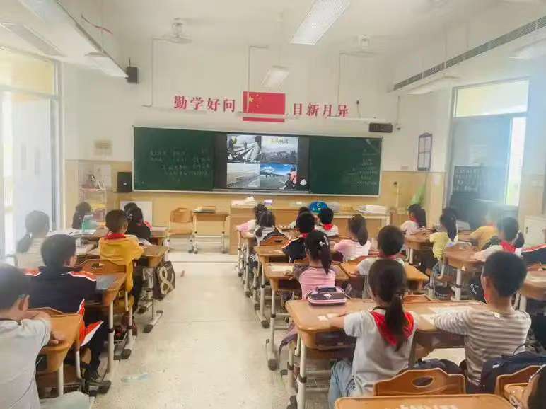 【湖畔·学生活动】劳动点亮成长，平凡铸就伟大——金陵小学（仙林湖校区）开展劳动教育主题班会_html_m2502fb2d.jpg