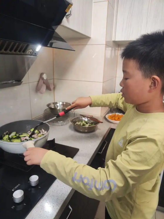【湖畔·学生活动】劳动最光荣，争做劳动小达人——南京市金陵小学（仙林湖校区）五一劳动实践活动_html_m147a2597.png