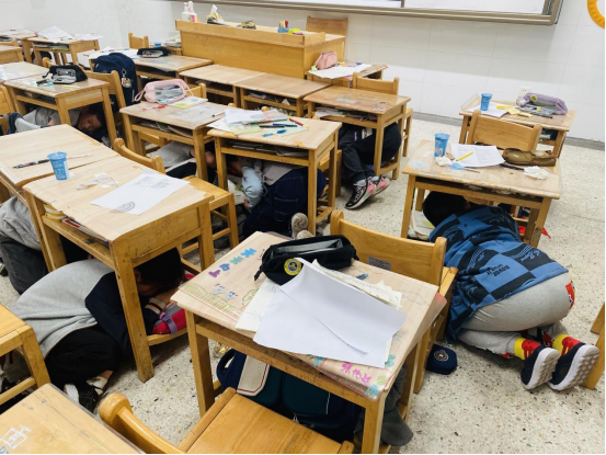 【湖畔·共佑安全】人人讲安全，个个会应急——金陵小学（仙林湖校区）开展地震防灾演练活动_html_m4ba83ec3.png