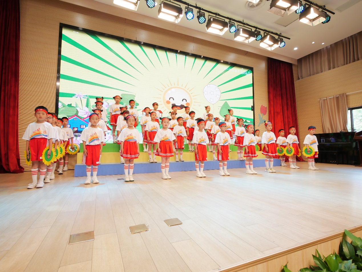 【湖畔·学生活动】“红领巾爱祖国●闪闪发光的你”——合唱比赛一年级专场_html_ee8d4e3.jpg