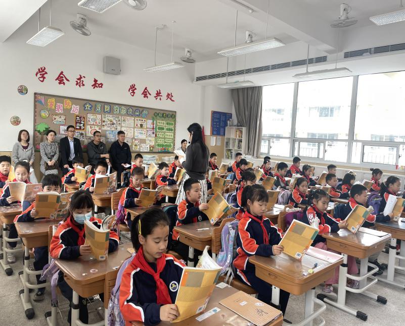 【湖畔·家校共育】双向奔赴，共育花开——金陵小学（仙林湖校区）第四次“家长开放月”活动总结_html_m4503be5.jpg