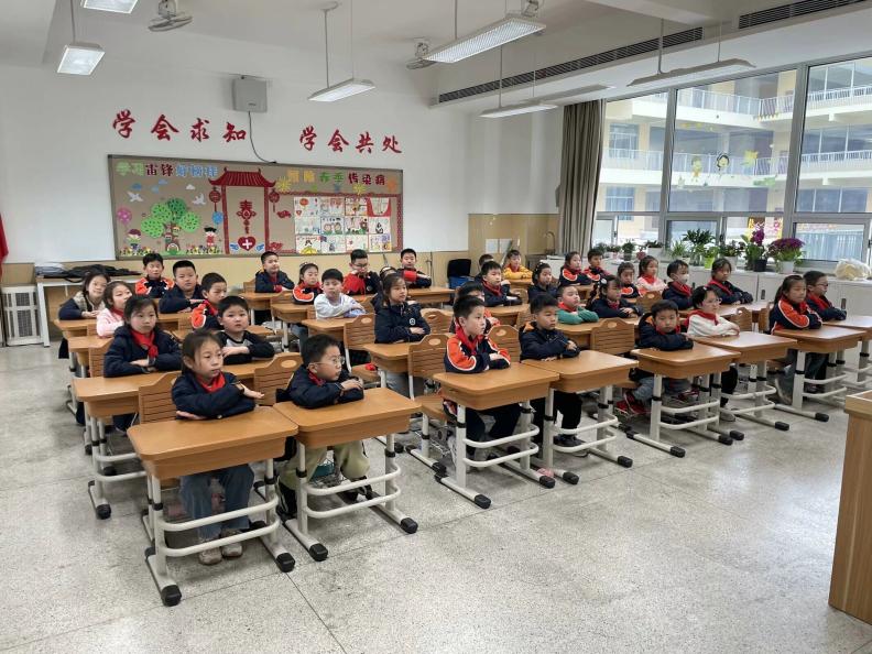 【湖畔·学生活动】与法同行 护航成长——普法宣传进校园活动_html_5f1e82d3.jpg