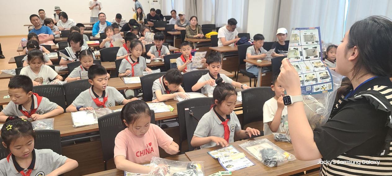 【湖畔 家长互助团】梦起科大，智慧启航——“小蓝鲸”科普研学营第二次蚕桑和船海科技之旅_html_387bdd66.jpg