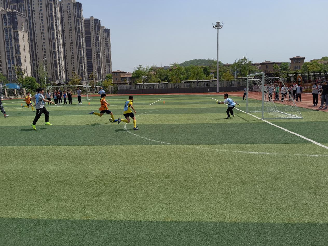 【博学广志】足球传递梦想 绿茵放飞希望—金陵小学广志路校区第二届“校长杯”校园足球联赛侧记_html_32725a5e.jpg