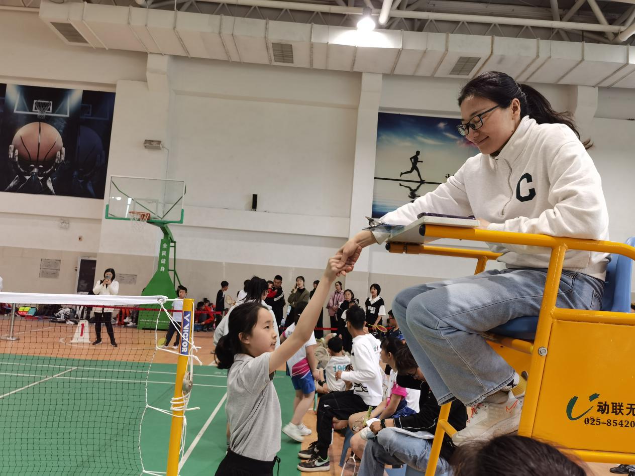 【博学广志】超越自我 无“羽”伦比——金陵小学广志路校区参加栖霞区阳光体育节校园羽毛球比赛_html_md67f836.jpg