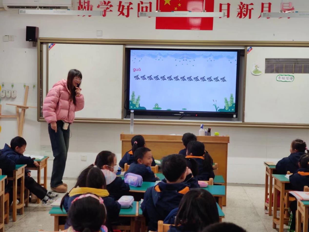 【湖畔·童化课堂】研讨在辞旧迎新之际——记金陵小学（仙林湖校区）一年级语文组教研活动_html_m62950f39.jpg