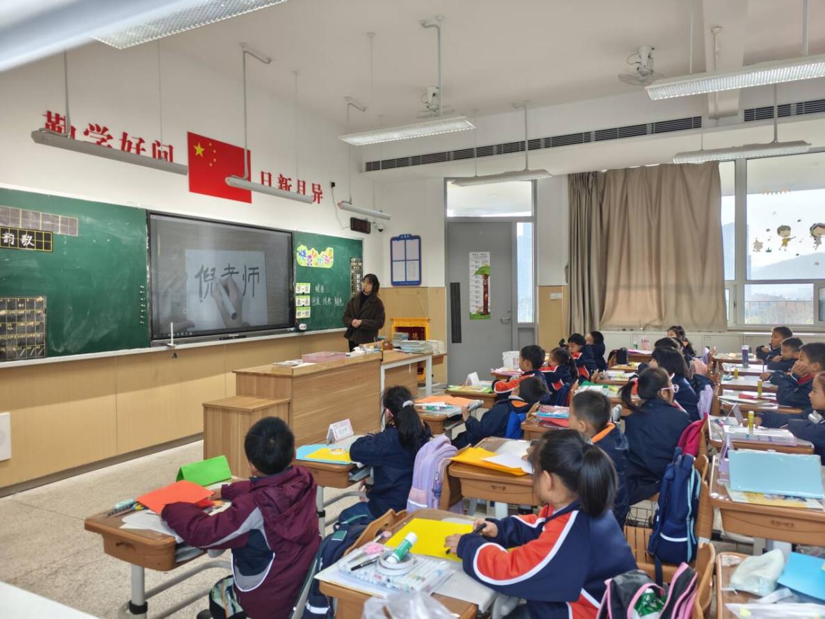 【湖畔·家校共育】携手启航，共筑成长梦——金陵小学（仙林湖校区）第五次“家长开放月”（一年级篇）_html_6b568860.jpg