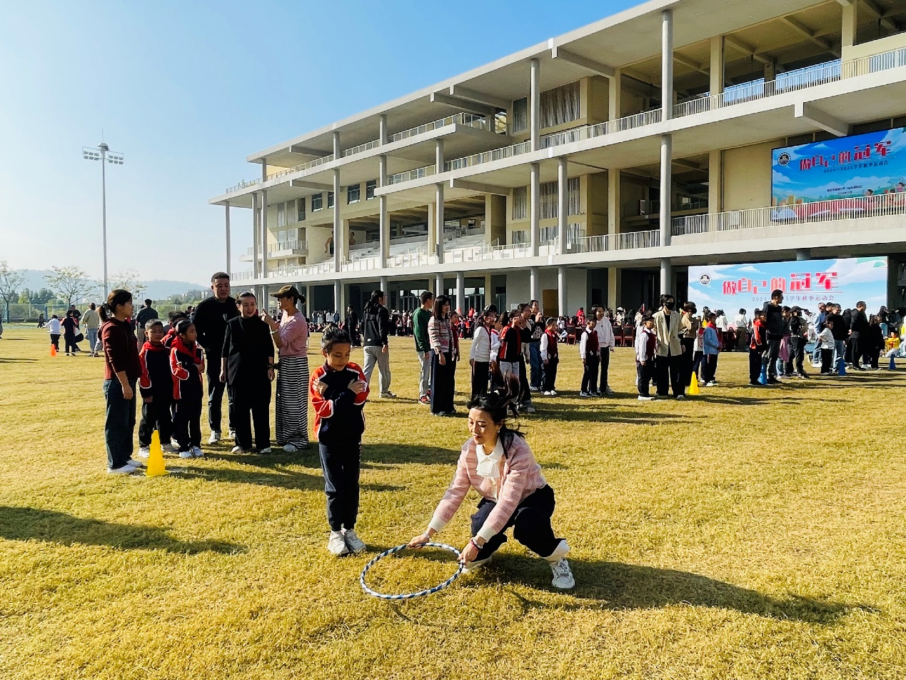 【湖畔·学生活动】秋韵燃动，逐梦赛场——记南京市金陵小学（仙林湖校区）2024—2025学年秋季趣味运动会（一、三年级）_html_79e904f4.jpg