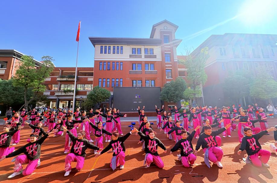 【湖畔·学生活动】“做自己的冠军”——2024—2025学年秋季运动会开幕式_html_m36a0ce91.jpg
