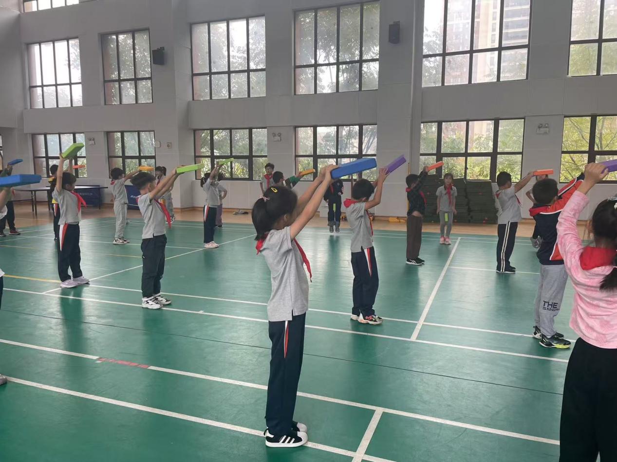 【湖畔·协同育人】精准教研引领入校园 深度把脉课堂促成长——栖霞区体育教研员莅临学校开展调研与听课指导活动_html_72e90bfa.jpg