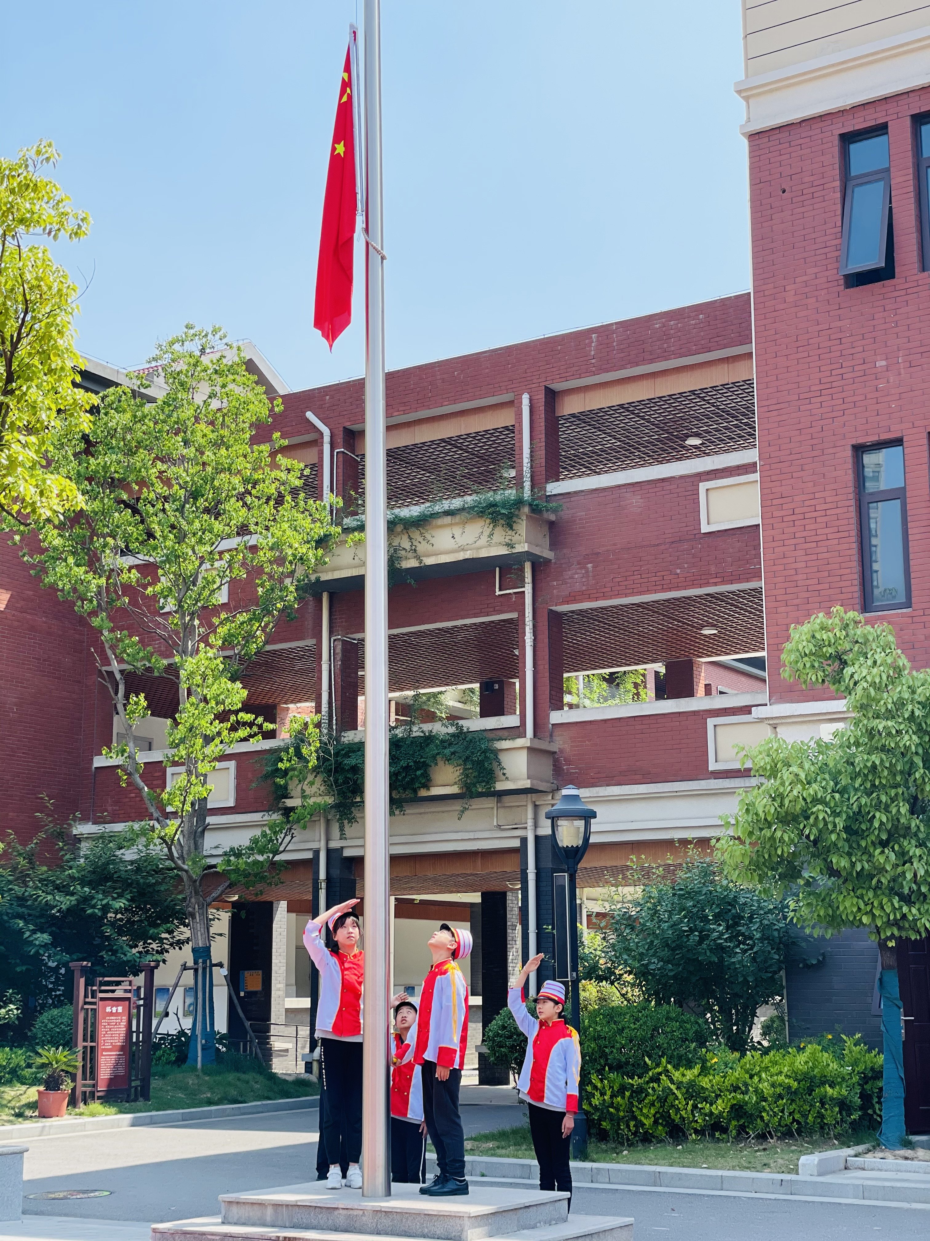【湖畔光影】阳光心理，健康人生——金陵小学（仙林湖校区）第十四周升旗仪式_html_m5d85e0b3.jpg