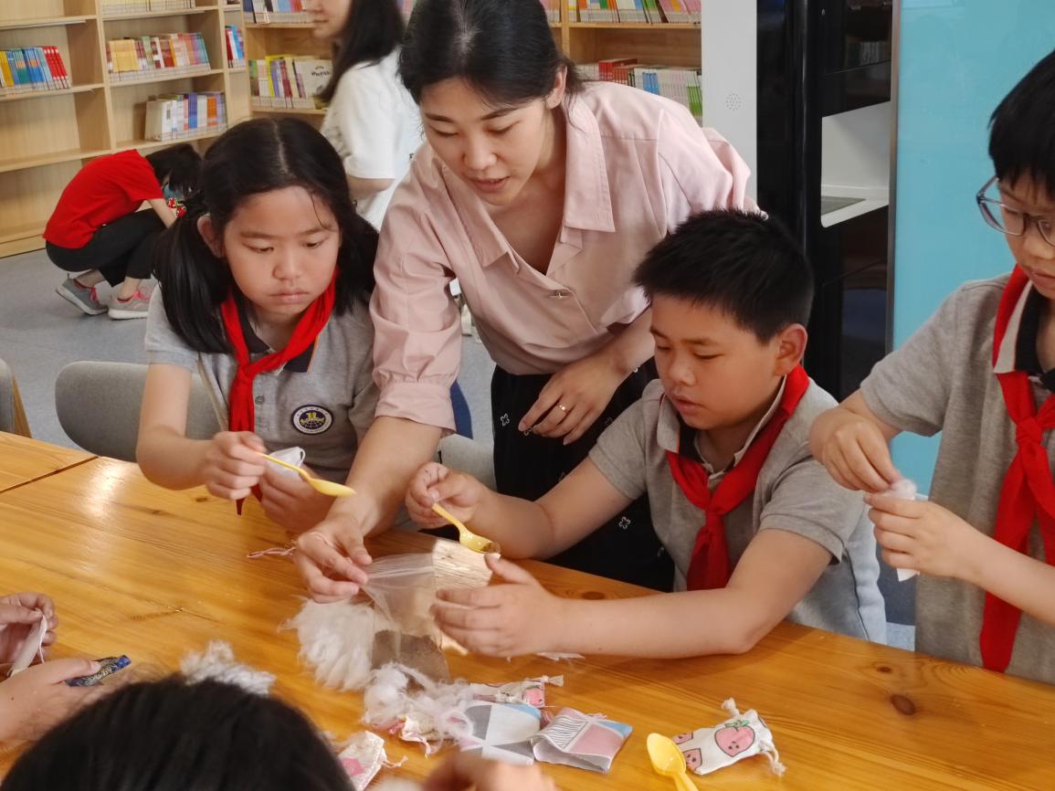 浓情过端午，巧手做香囊——南中医牵手金小广志路“大手拉小手”中医药文化科技节端午特色活动侧记(1)_html_1fb0966b.jpg