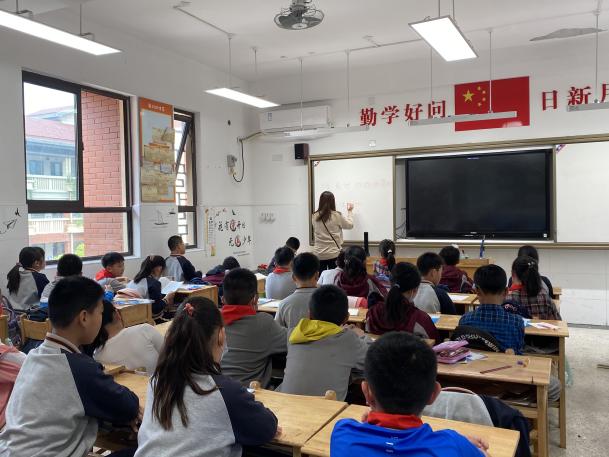 【湖畔光影】“双减”精神进课堂，行政听课促落实——金陵小学（仙林湖校区）“推门听课”活动（11）_html_21d05230.jpg