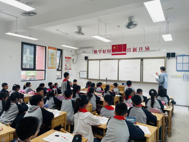 【湖畔光影】“双减”精神进课堂，行政听课促落实——金陵小学（仙林湖校区）“推门听课”活动（11）_html_4955ab17.jpg