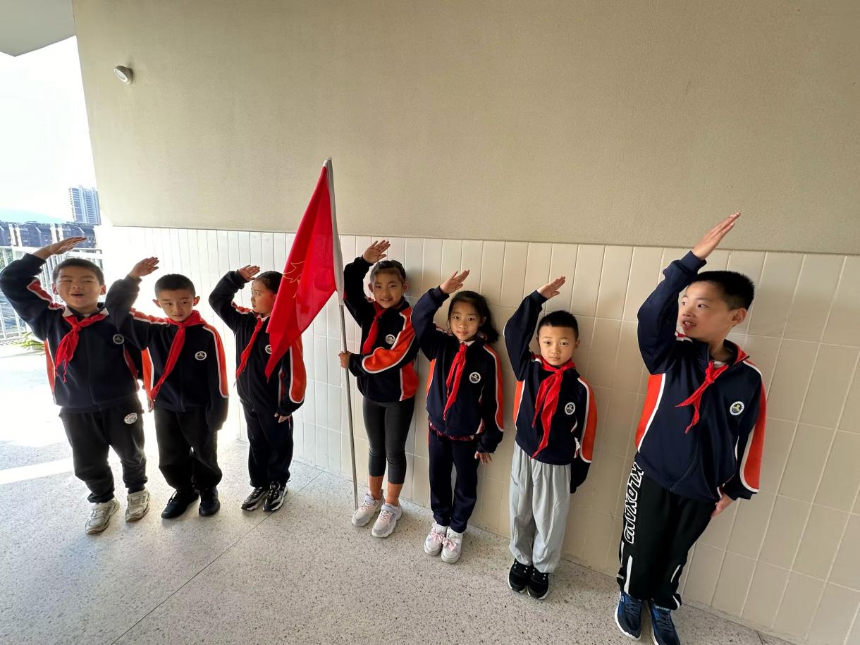 【湖畔·红领巾】童心向党，薪火相传——金陵小学（仙林湖校区）建队日系列活动之我与队旗合个影_html_35e7ebd4.jpg