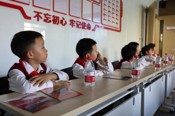 【湖畔·学生活动】把握童声话筒，做新时代小记者——金陵小学（仙林湖校区）少先队员代表参观栖霞区融媒体中心_html_m6435965d.jpg