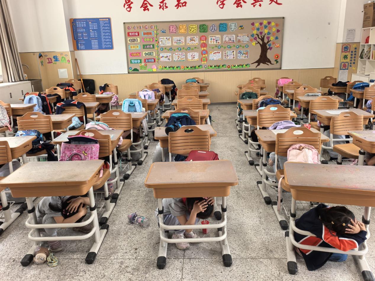 【湖畔·共佑安全】实战砺精兵 安全筑校园——南京市金陵小学（仙林湖校区）成功开展地震应急疏散演练_html_2d318ac7.jpg