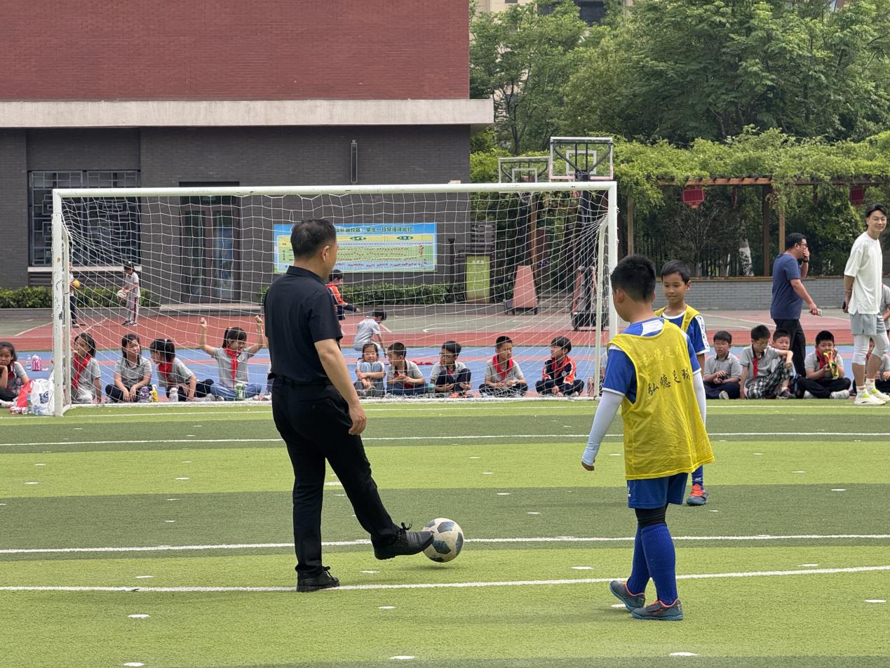 【湖畔·学生活动】绿茵少年锋芒现 终极决战奏凯歌——二年级足球联赛总决赛圆满落幕_html_m7d98b48f.jpg