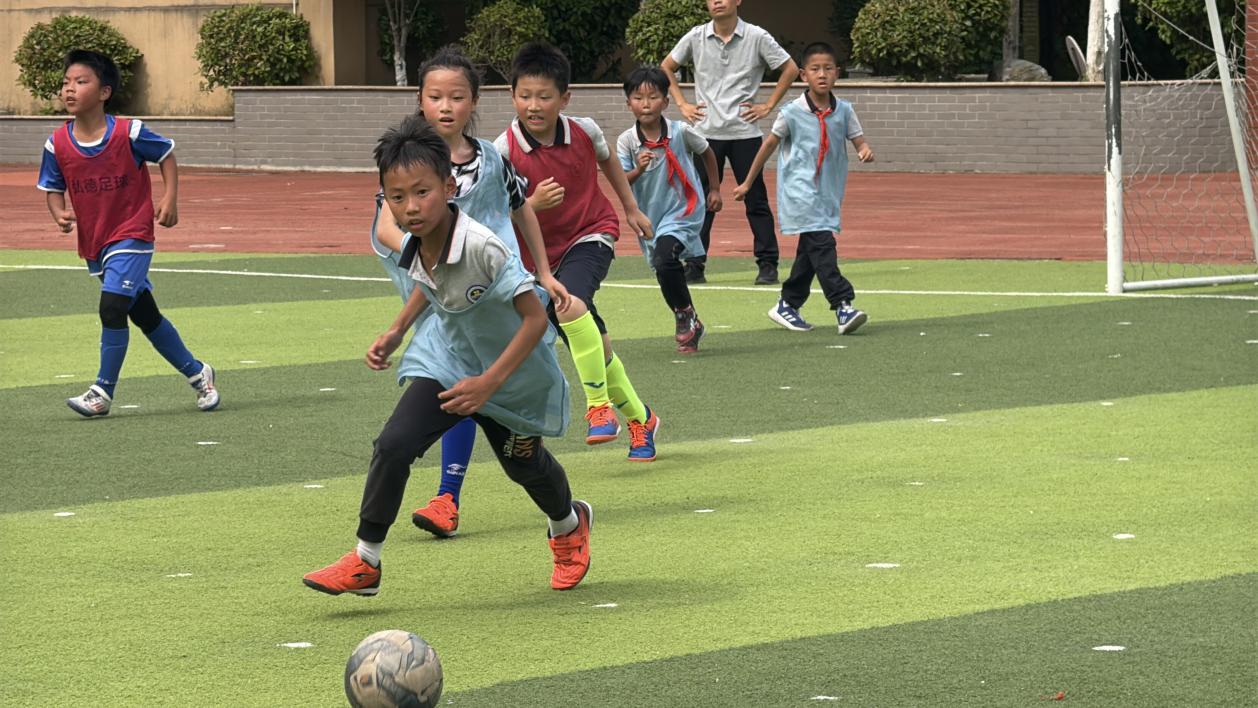 【湖畔·学生活动】绿茵少年锋芒现 终极决战奏凯歌——二年级足球联赛总决赛圆满落幕_html_3e07f0b2.jpg